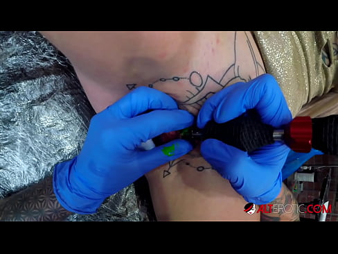 ❤️ Fìor tattooed hottie Sully Savage fhuair tattoo air a clitoris ❤️❌ Porn cruaidh leinn ❤